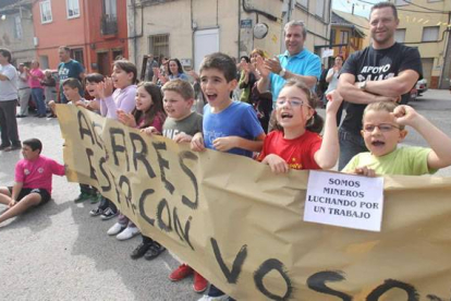 Los niños en Albares recibieron a la marcha con una pancarta. De la Mata