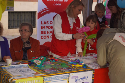 La Feria del Voluntariado en León. JONATHAN NOTARIO