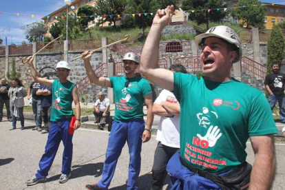 Belarmino Bernárdez, minero del pozo de Santa Cruz arenga con el puño en alto a sus compañeros y a los vecinos de Tremor de arriba al término de la primera etapa. L. de la Mata.