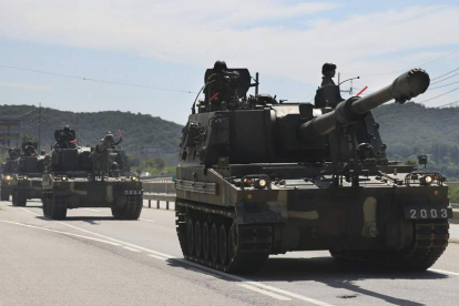 Tanques surcoreanos K-9 circulan cerca de la frontera con Corea del Norte en Paju. YONHAP