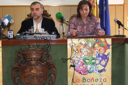 El alcalde José Miguel Palazuelo, y la concejala de Fiestas, Maite Aldonza, ayer en la presentación.