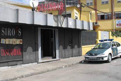 La Guardia Civil investiga los hechos sucedidos el domingo frente a una discoteca de Cistierna. CAMPOS