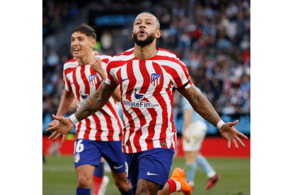 El delantero neerlandés del Atlético de Madrid Memphis Depay celebra su gol en Vigo. LAVANDEIRA