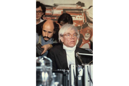 El artista estadounidense Andy Warhol, una de las figuras claves del pop art, en una imagen de archivo en Madrid en 1983. EFE