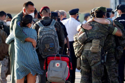 Las familias recibieron emocionadas a los militares en la base de Torrejón. MARISCAL