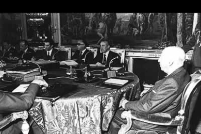 Fotografía del último consejo de ministros presidido por Franco, ya entrado el año 1975.