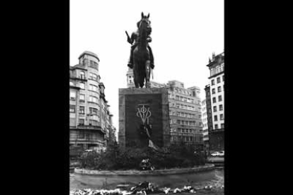 España enmudecía ante la noticia mientras algunos depositaban ramos de flores ante la estatua ecuestre de Franco en Madrid.