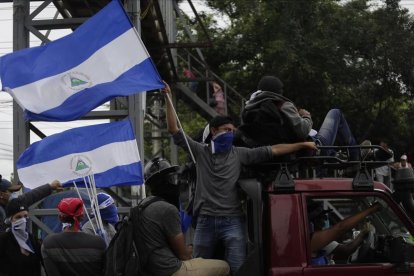 Protestantes salen de Managua rumbo a Masaya, ciudad símbolo de las protesta en contra del Gobierno  /