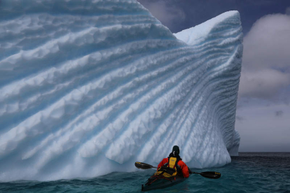 El expedicionista, Exequiel Lira, navega en un sector de las islas Shetland del Sur en la Antártida. CRISTIÁN DONOSO