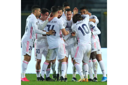 Los jugadores del Madrid, durante la celebración del gol de Mendy. PAOLO MAGNI
