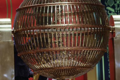 Detalle de las bolas de madera caen al bombo al comienzo del sorteo de El Gordo de Navidad en el Teatro Real en Madrid, este jueves. JAVIER LIZÓN