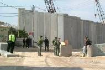 Soldados isrealíes controlan parte del muro de cemento levantado por Israel al este de Jerusalén