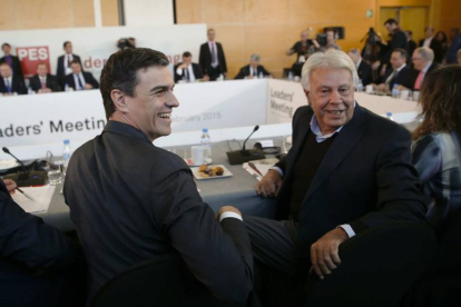 El líder del PSOE, Pedro Sánchez (i), y el expresidente del Gobierno, Felipe González (d), al inicio de la reunión de representantes del Partido de los Socialistas Europeos (PES) en Madrid.