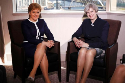 La primera ministra británica, Theresa May (derecha), junto a la ministra principal de Escocia Nicola Sturgeon durante su reunión en Glasgow.