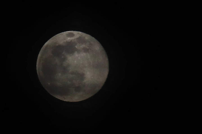 La superluna de marzo lució ayer esplendorosa sobre el cielo de León a pesar de las nubes.