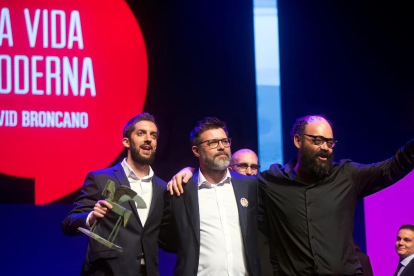 Los presentadores de ’La vida moderna’ David Broncano (izquierda), Ignatius Farray (derecha) y Quequé (centro) reciben el Premio Ondas. EFE