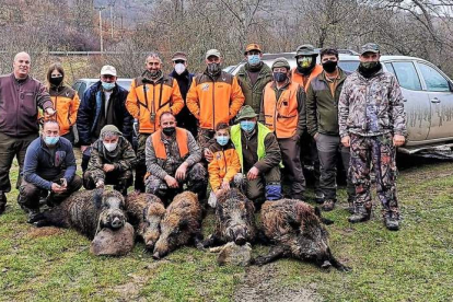 Los cazadores solidarios con sus piedas. CASTRO