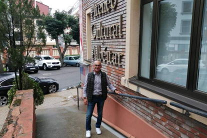Miguel Ángel Barreales, ayer, en la entrada del Ateneo Cultural El Albéitar, en donde se encuentra su despacho. P. RODRÍGUEZ