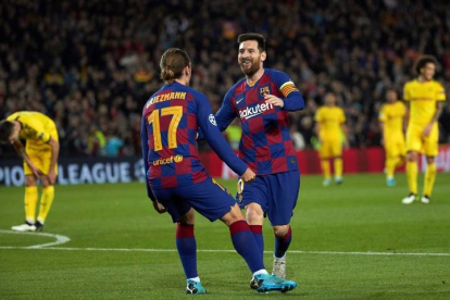 El delantero del FC Barcelona Antoine Griezmann celebra con Leo Messi tras marcar el tercer gol ante el Borussia Dortmund. ALEJANDRO GARCÍA