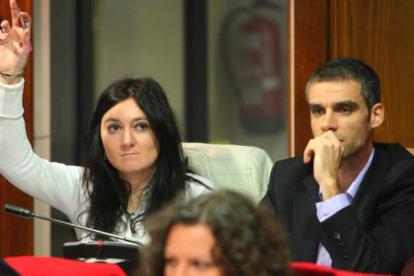 La concejala del PSOE, Paula Rodríguez, se abstiene en la votación lo que permite aprobar el punto por el voto de calidad del alcalde, Samuel Folgueral.