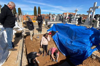 Continúan los trabajos de excavación en el cementerio de Villadangos. RAMIRO