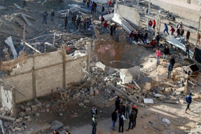 Varios palestinos observan los destrozos del bombardeo israelí de este sábado en Gaza.
