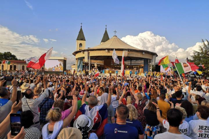 Imagen de la gran carpa donde se reúnen alrededor de 50.000 personas cada día a orar. DL