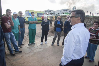 Javier Oblanca se dirige a los empleados que contemplaban el incendio. F. OTERO PERANDONES