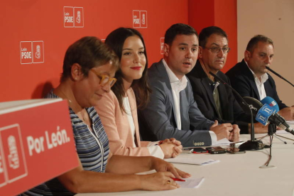 Los socialistas Carmen Morán, Andrea Fernández, Cendón, Salvador Vidal y Constantino Álvarez. RAMIRO.