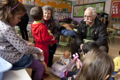 Abuelos y niños, juntos en un aula de una escuela de Barcelona.