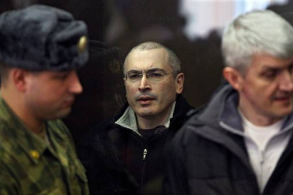 El opositor ruso Mijaíl Jodorkovski (centro), a su llegada al tribunal del distrito moscovita de Jamóvniki, en marzo del 2009.