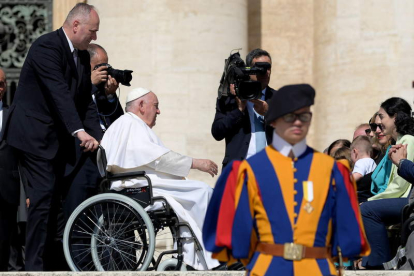 El Papa se dirige al hospital para su intervención. ETTORE FERRARI