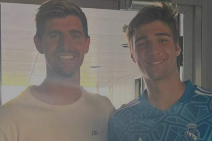 Courtois, junto a Fran González, antes de un entrenamiento. DL