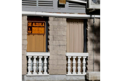 Vista de los carteles de alquiler en un piso de Madrid. JENNIFER GÓMEZ