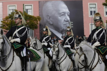 El cortejo fúnebre con los restos de Mario Soares recorre las calles de Lisboa.