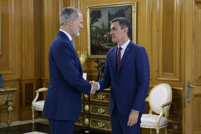 Felipe VI recibe al presidente del Gobierno en funciones y líder del PSOE, Pedro Sánchez, mientras continúa su ronda de consultas con los dirigentes políticos antes de proponer candidato a la Presidencia del Gobierno. EFE / CHEMA MOYA / POOL