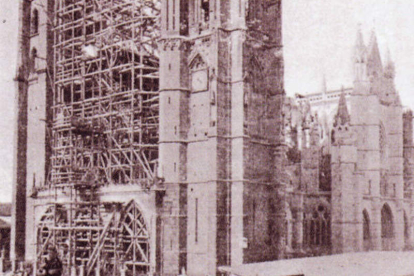 La Catedral envuelta en andamios a finales del XIX. ARCHIVO