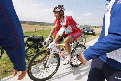 Purito Rodríguez trató de reintegrarse a la carrera, tras caerse, pero finalmente desistió y abandonó la Amstel Gold Race.