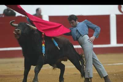 Uno de los grandes triunfadores de la tarde fue Enrique Ponce, quien demostró toda su maestría ante el toro.