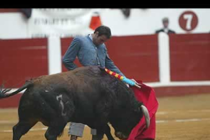 Ponce toreó de nuevo en León donde el año pasado sufrió una grave cogida que le mantuvo varios meses alejado de los tendidos.