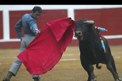 El público leonés se mostró especialmente entregado al diestro valenciano.