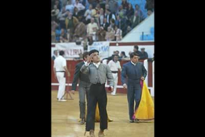 El torero leonés consiguió dos orejas.