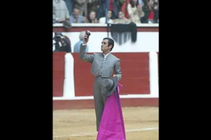 Jose Miguel Arroyo, Joselito, saluda a la afición leonesa después de su faena.