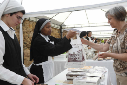 Las hermanas deja por un día su vida en clausura en sus conventos para vender al público sus productos. JESÚS F. SALVADORES