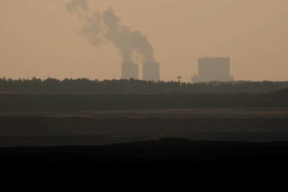 Vista de las torres de refrigeración de la central eléctrica de lignito Schwarze Pumpe, cerca de la zona minera de Welzow South.FILIP SINGER