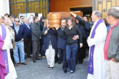 Sus hermanos Lourdes y Antonio y su hija Nahiara portan el féretro de Rafael Tejerina al salir de la