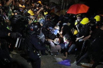 Choques entre policías y manifestantes, este sábado en Hong Kong.