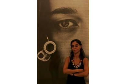 Shrin Neshat ante una de las obras de la exposición «The last word»