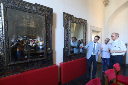 El director de Patrimonio, Enirque Saiz (con cobarta) entregó el primer espejo restaurado en 2016. LDM
