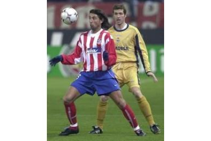 El atlético José Mari trata de hacerse con el control del balón junto a su oponente Romero